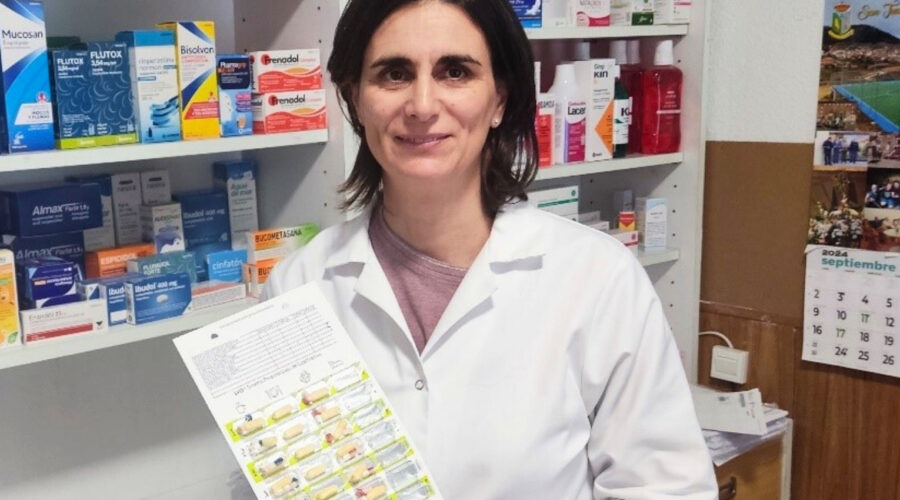 Farmacéutica en Farmacia Sofía López Maya muestra un sistema SPD en San Juan de la Nava, Ávila