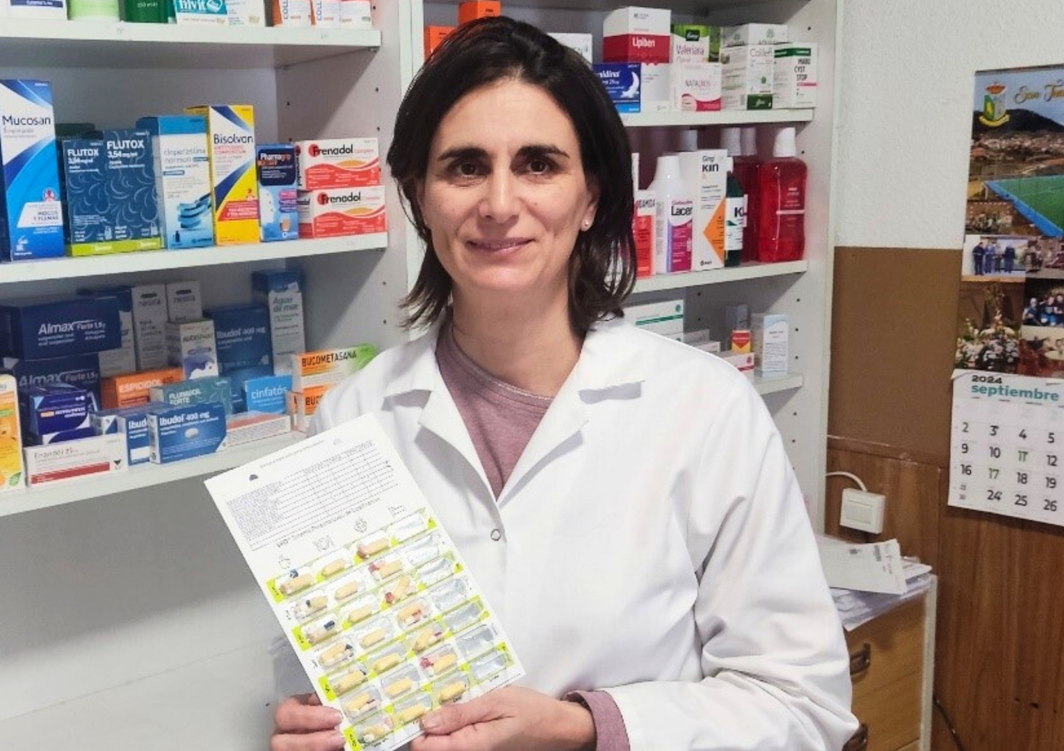 Farmacéutica en Farmacia Sofía López Maya muestra un sistema SPD en San Juan de la Nava, Ávila